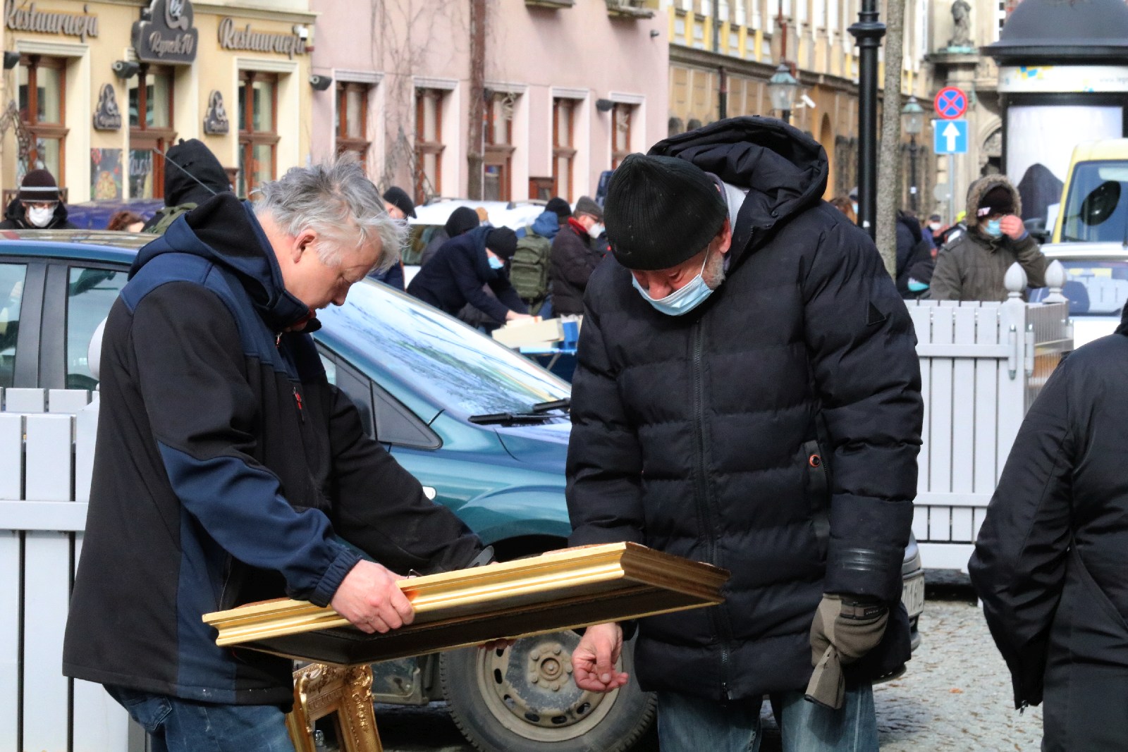 Na rynku zjawili się poszukiwacze antyków i unikalnych bibelotów