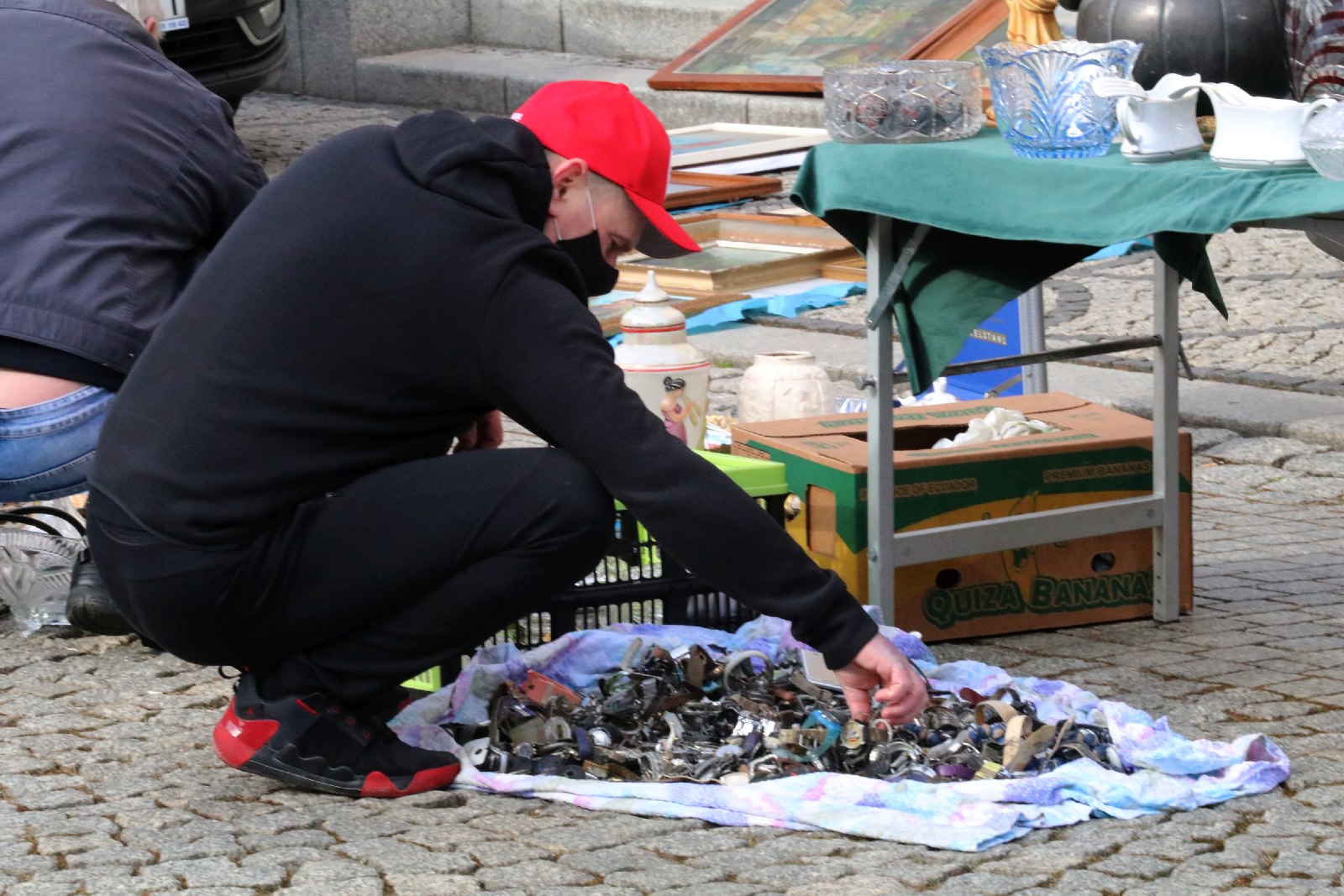 Na rynku zjawili się poszukiwacze antyków i unikalnych bibelotów