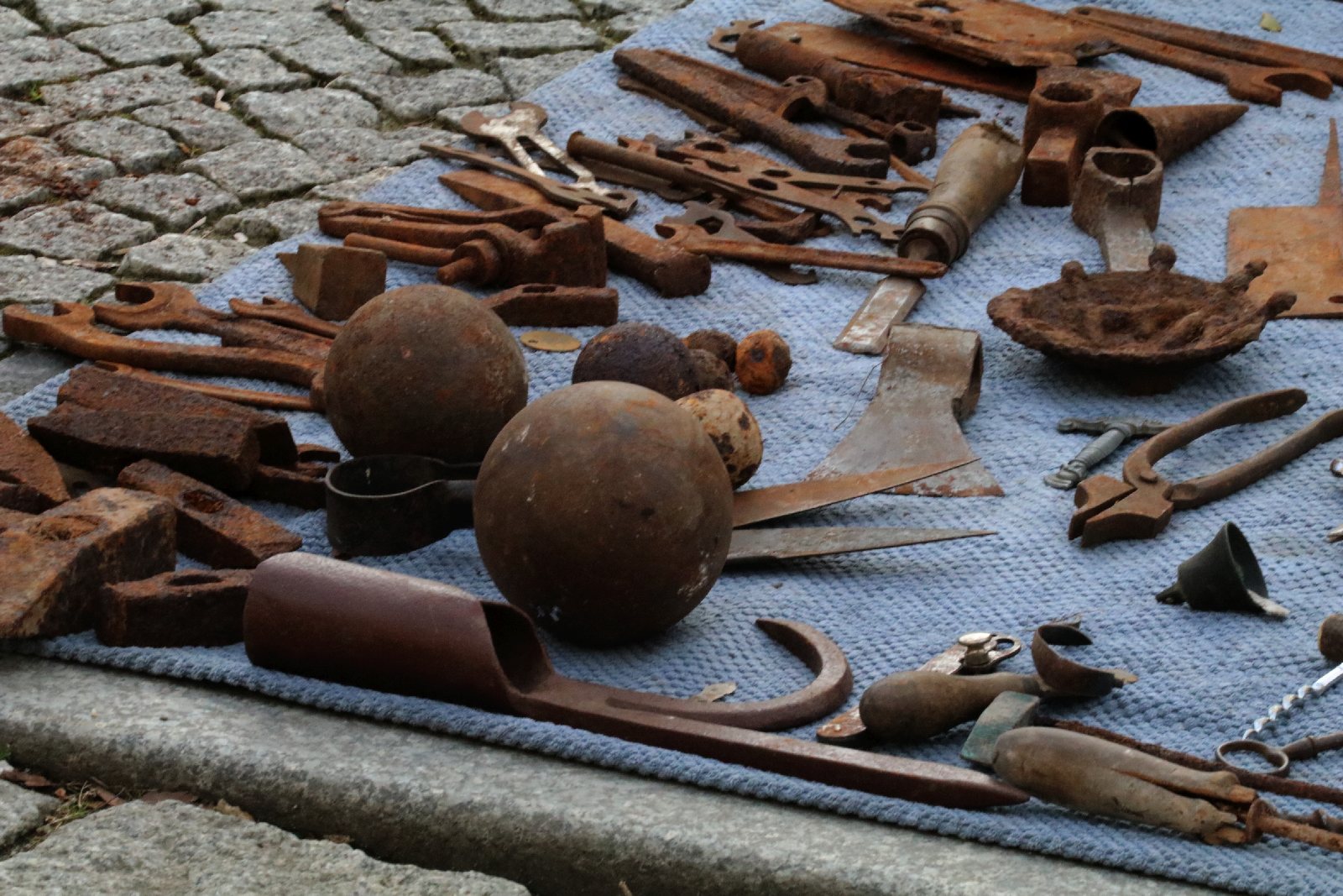 Na rynku zjawili się poszukiwacze antyków i unikalnych bibelotów