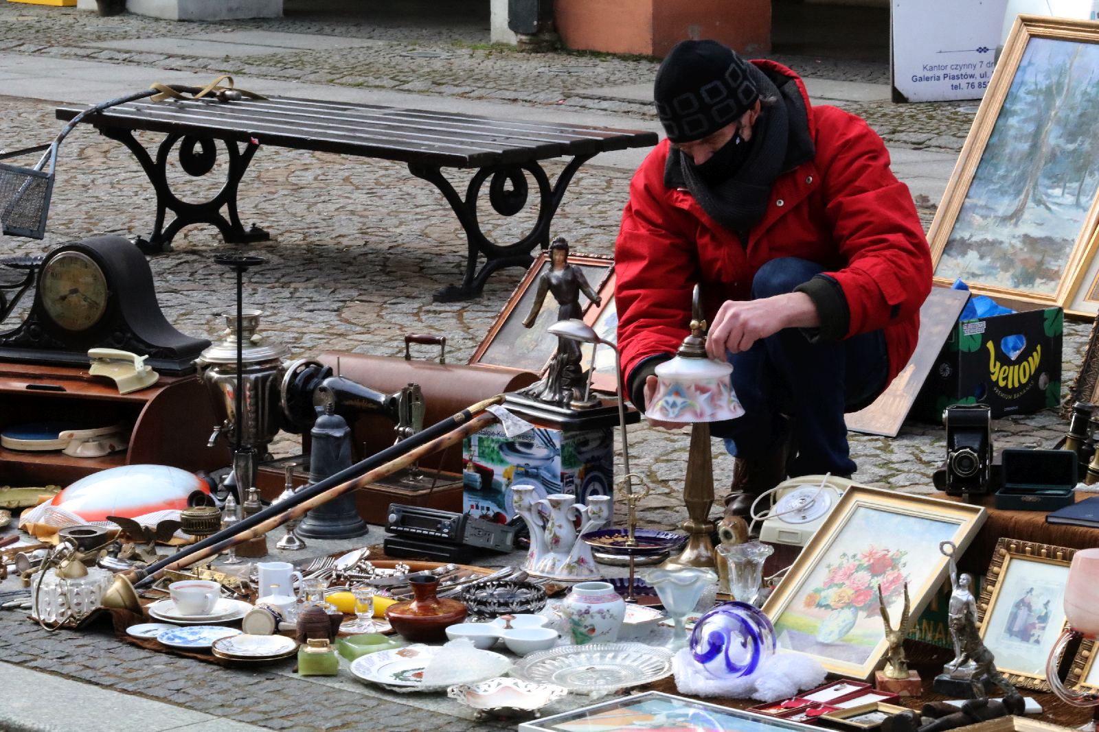 Na rynku zjawili się poszukiwacze antyków i unikalnych bibelotów