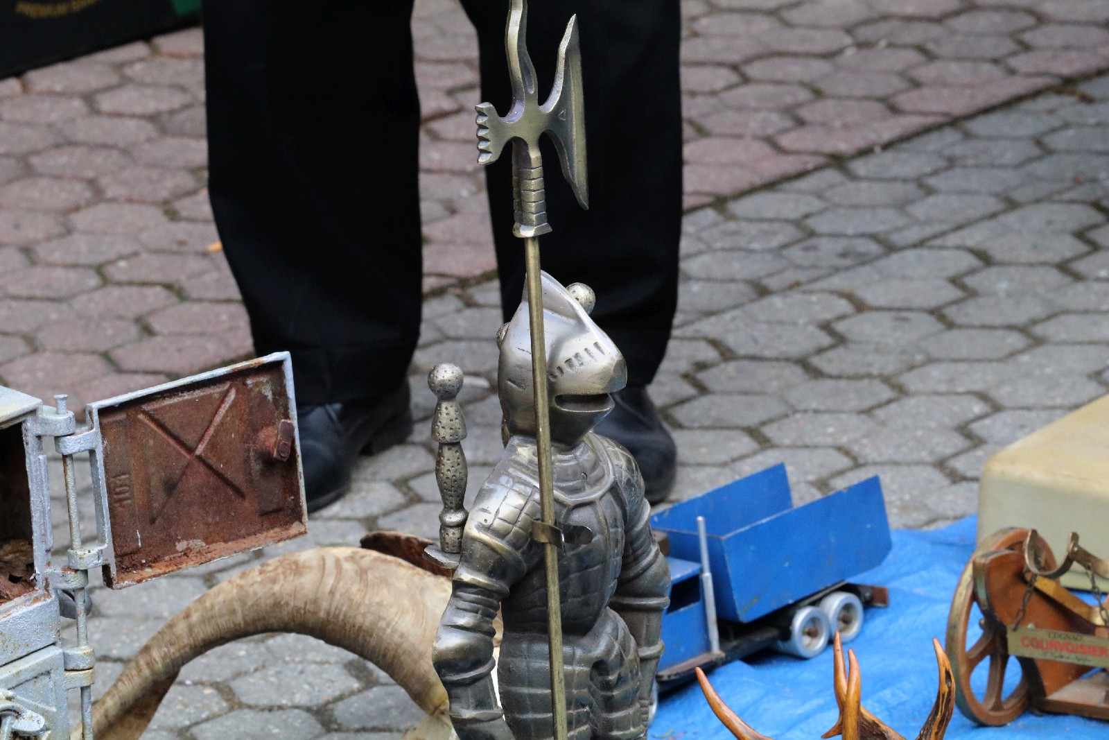 Na rynku zjawili się poszukiwacze antyków i unikalnych bibelotów