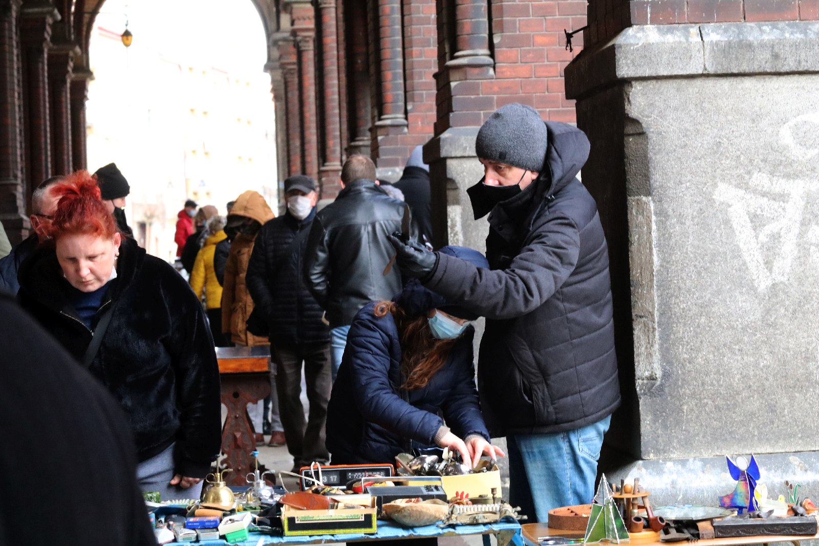 Na rynku zjawili się poszukiwacze antyków i unikalnych bibelotów