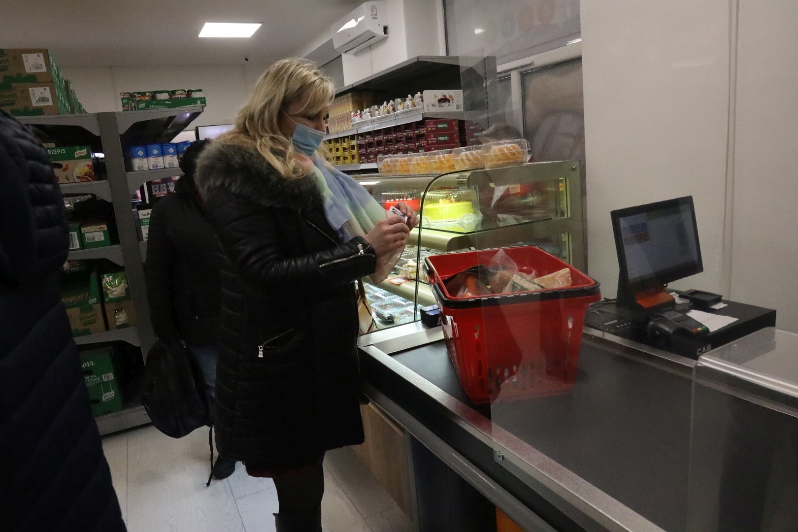 Pierwsi klienci zrobili już  zakupy w sklepie socjalnym