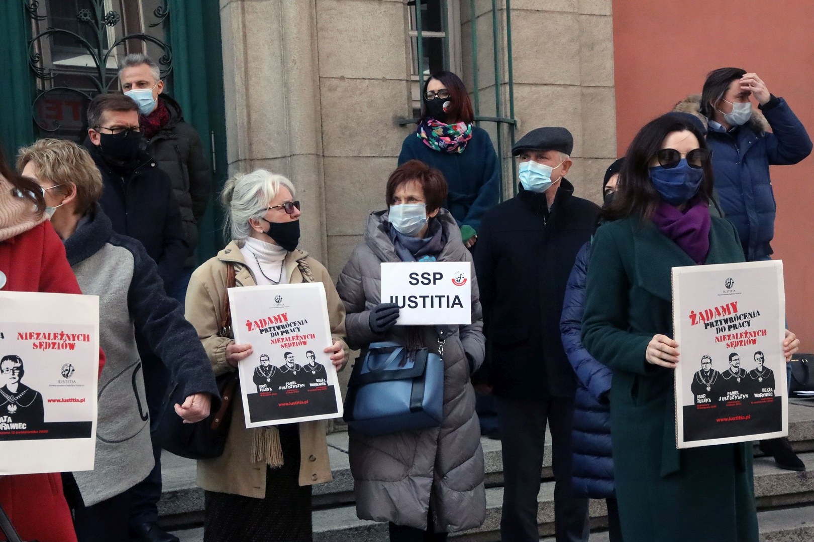 Protest przed Sądem Okręgowym w obronie represjonowanych sędziów