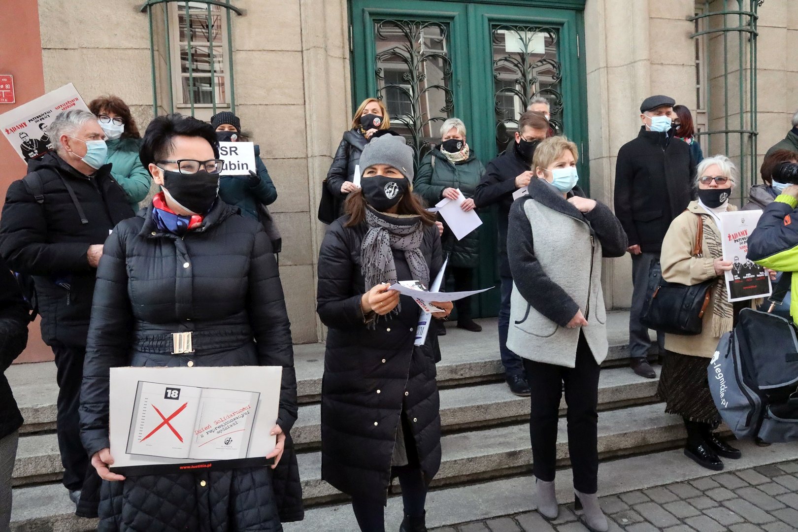 Protest przed Sądem Okręgowym w obronie represjonowanych sędziów