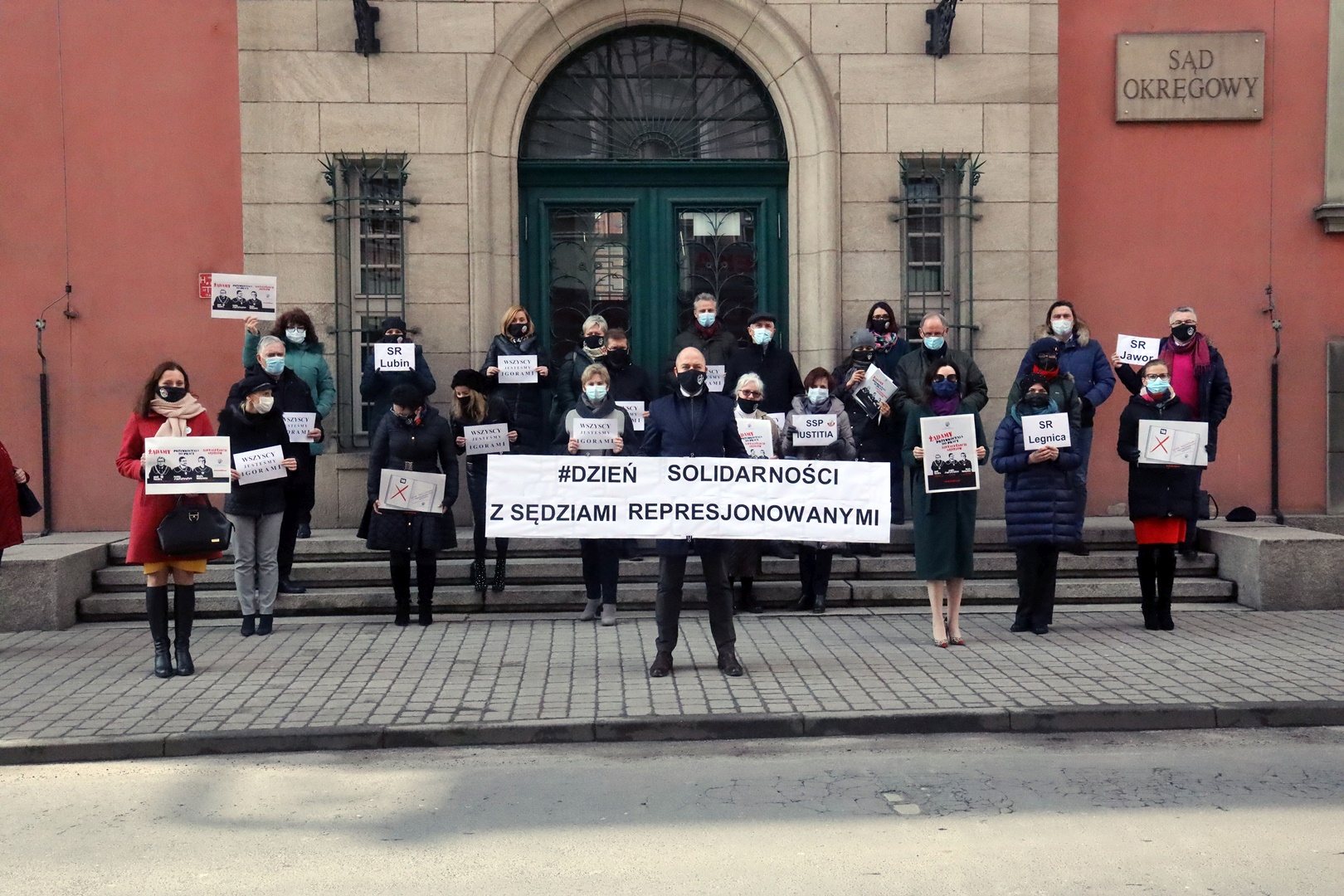 Protest przed Sądem Okręgowym w obronie represjonowanych sędziów