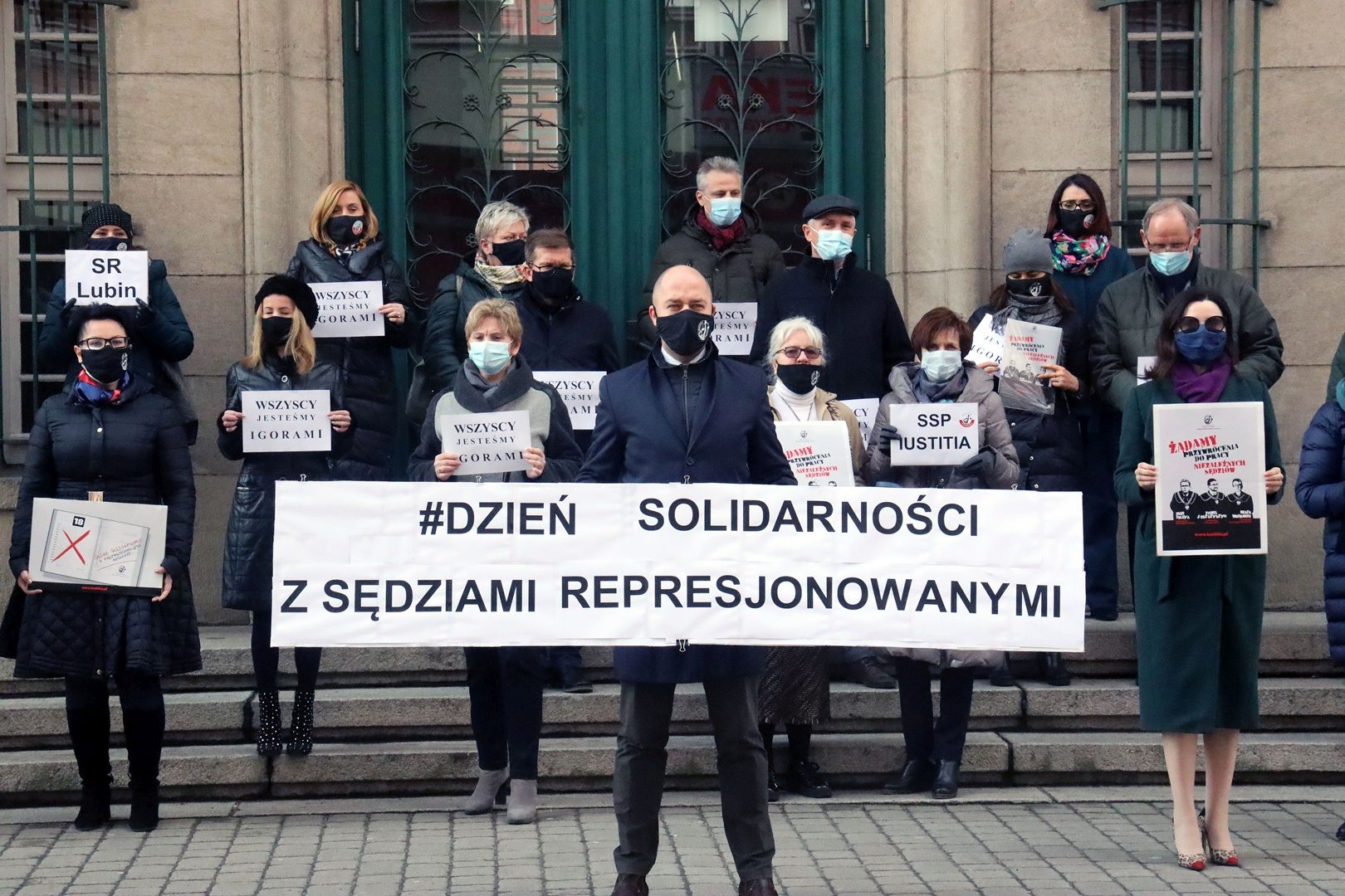Protest przed Sądem Okręgowym w obronie represjonowanych sędziów