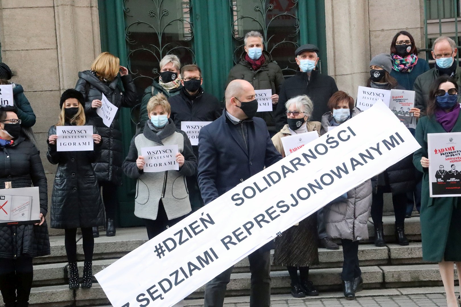 Protest przed Sądem Okręgowym w obronie represjonowanych sędziów