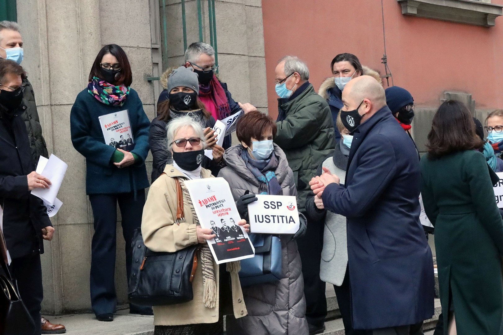 Protest przed Sądem Okręgowym w obronie represjonowanych sędziów