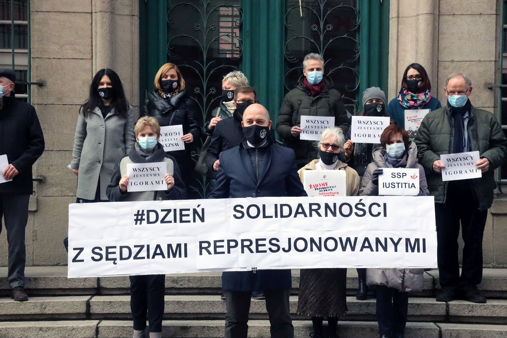 Protest przed Sądem Okręgowym w obronie represjonowanych sędziów
