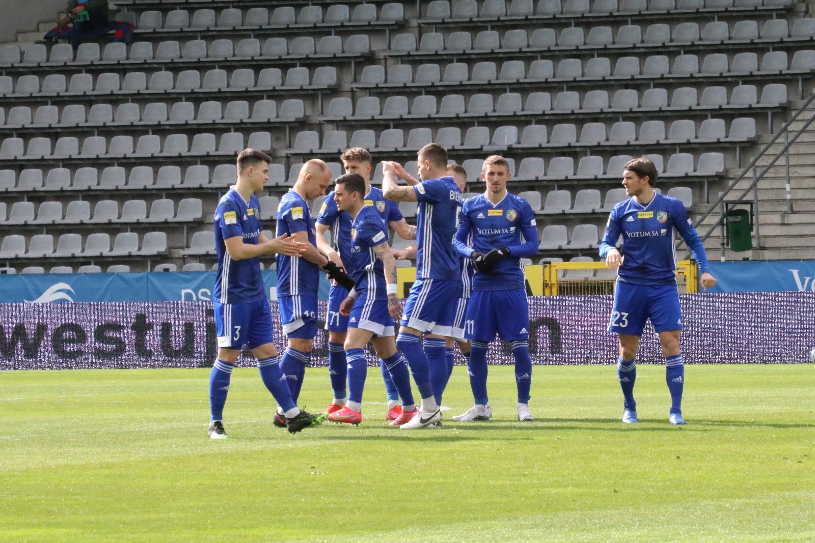 Arka Gdynia bardziej skuteczna i wywozi z Legnicy trzy punkty