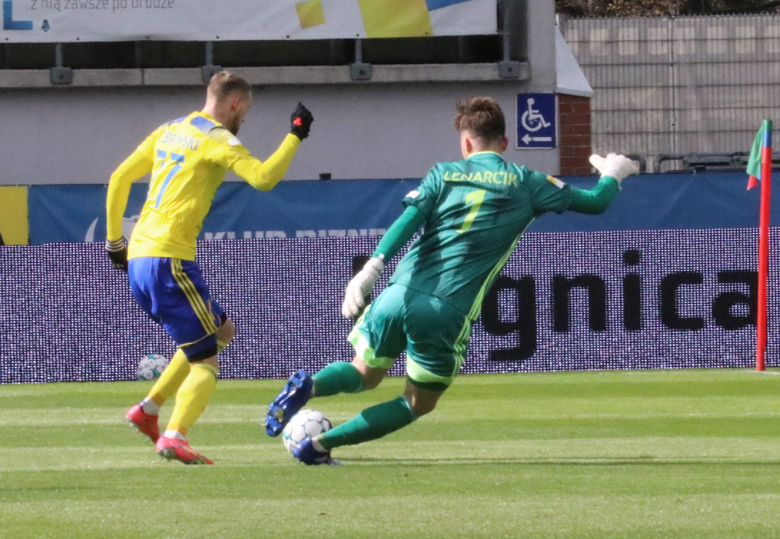 Arka Gdynia bardziej skuteczna i wywozi z Legnicy trzy punkty