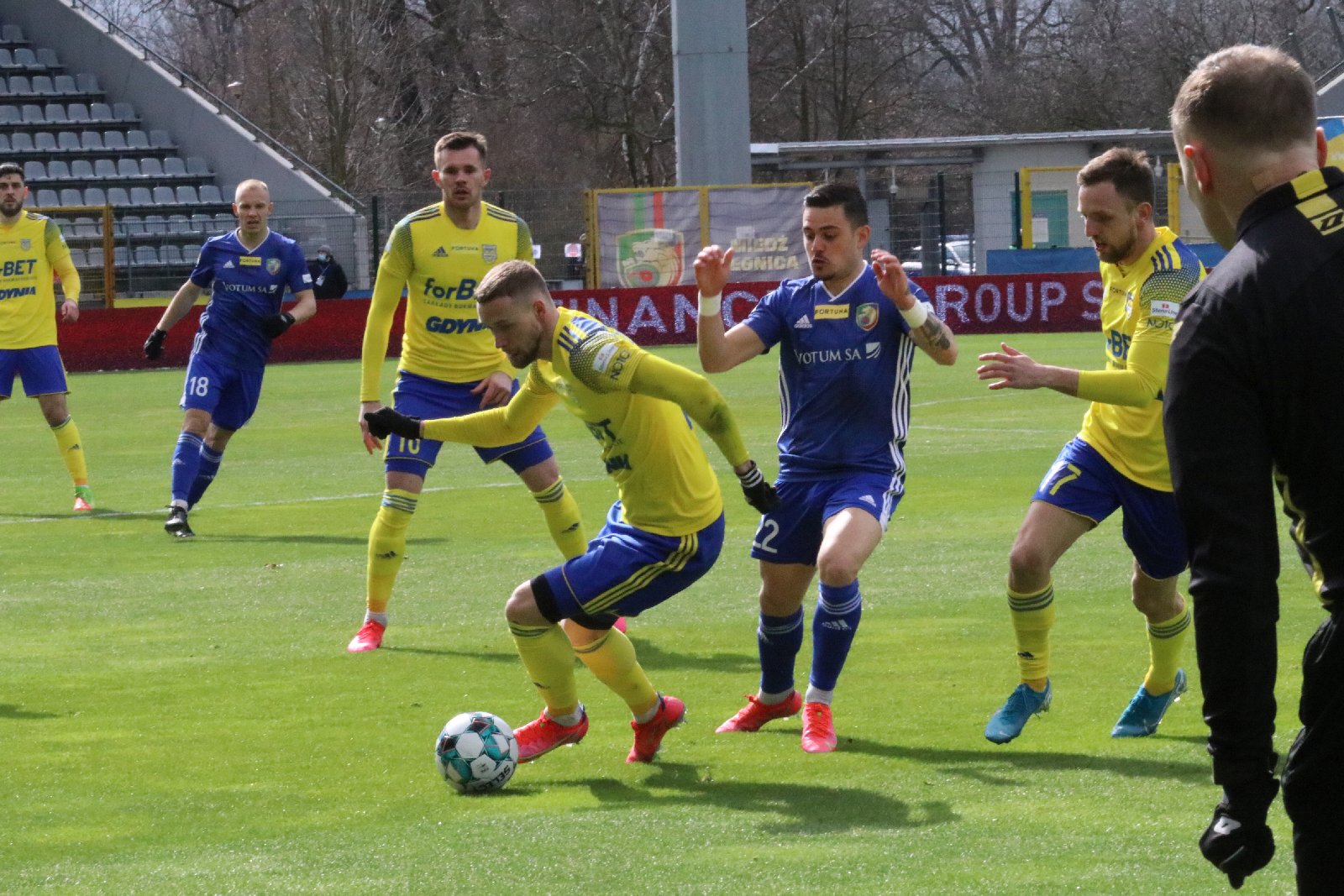 Arka Gdynia bardziej skuteczna i wywozi z Legnicy trzy punkty