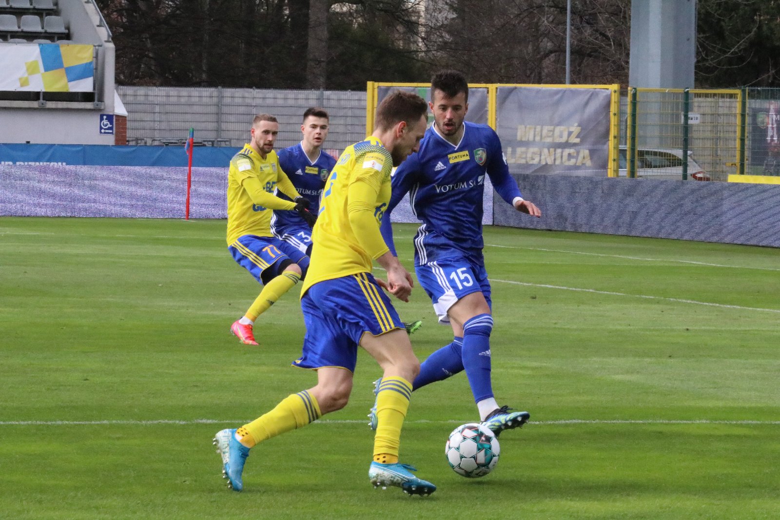 Arka Gdynia bardziej skuteczna i wywozi z Legnicy trzy punkty