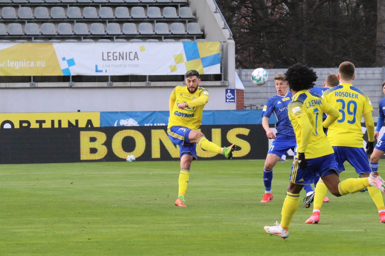 Arka Gdynia bardziej skuteczna i wywozi z Legnicy trzy punkty
