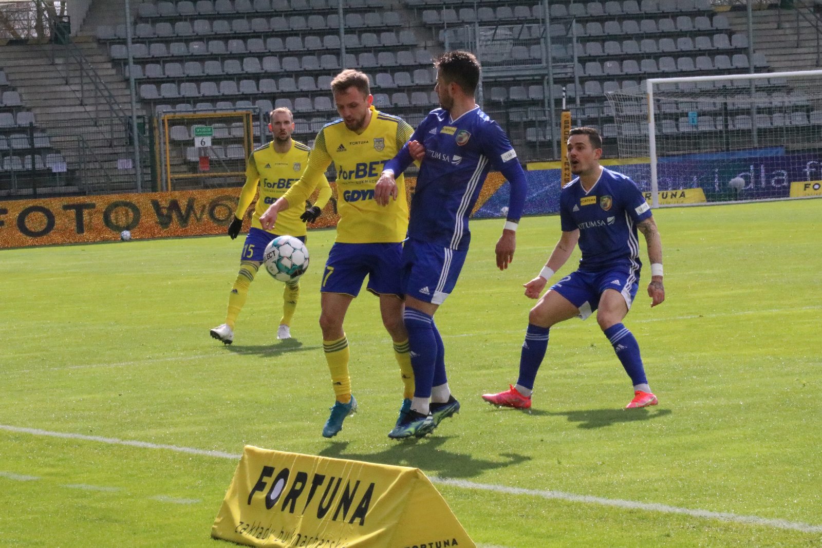Arka Gdynia bardziej skuteczna i wywozi z Legnicy trzy punkty