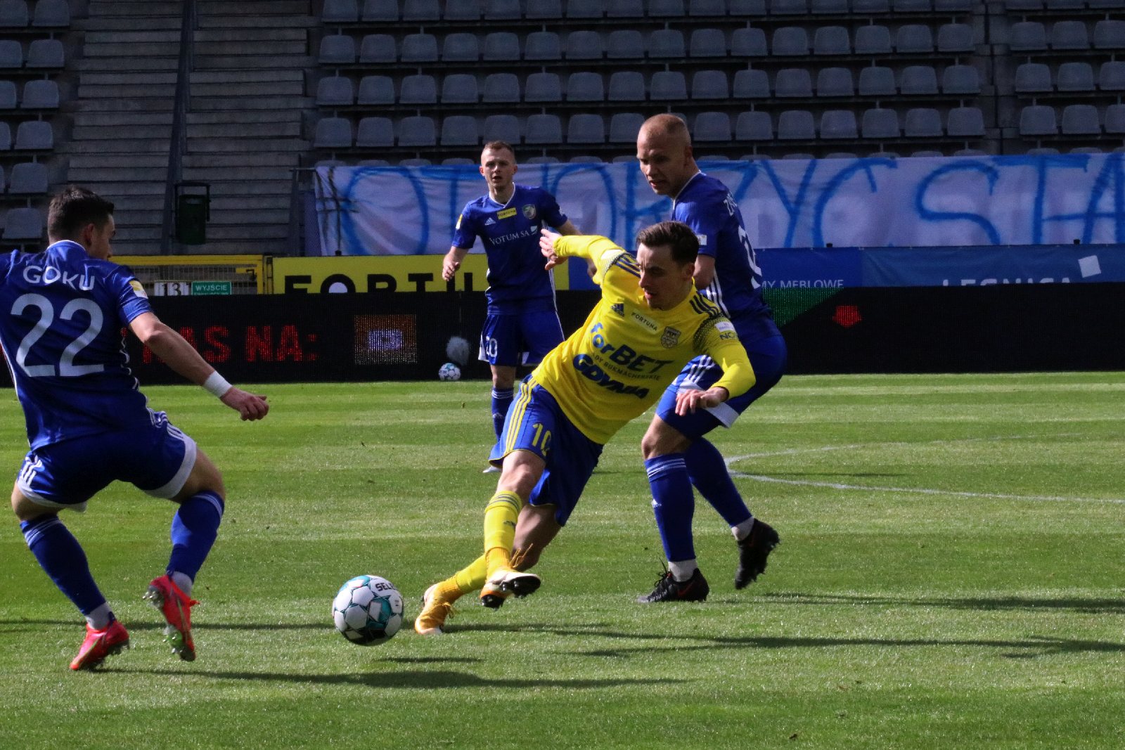 Arka Gdynia bardziej skuteczna i wywozi z Legnicy trzy punkty
