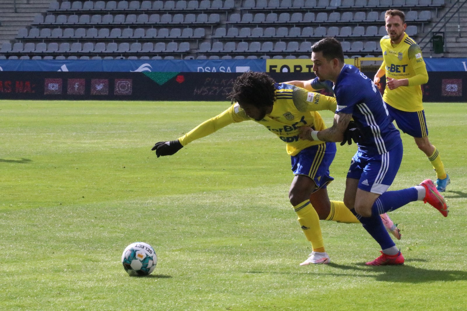 Arka Gdynia bardziej skuteczna i wywozi z Legnicy trzy punkty