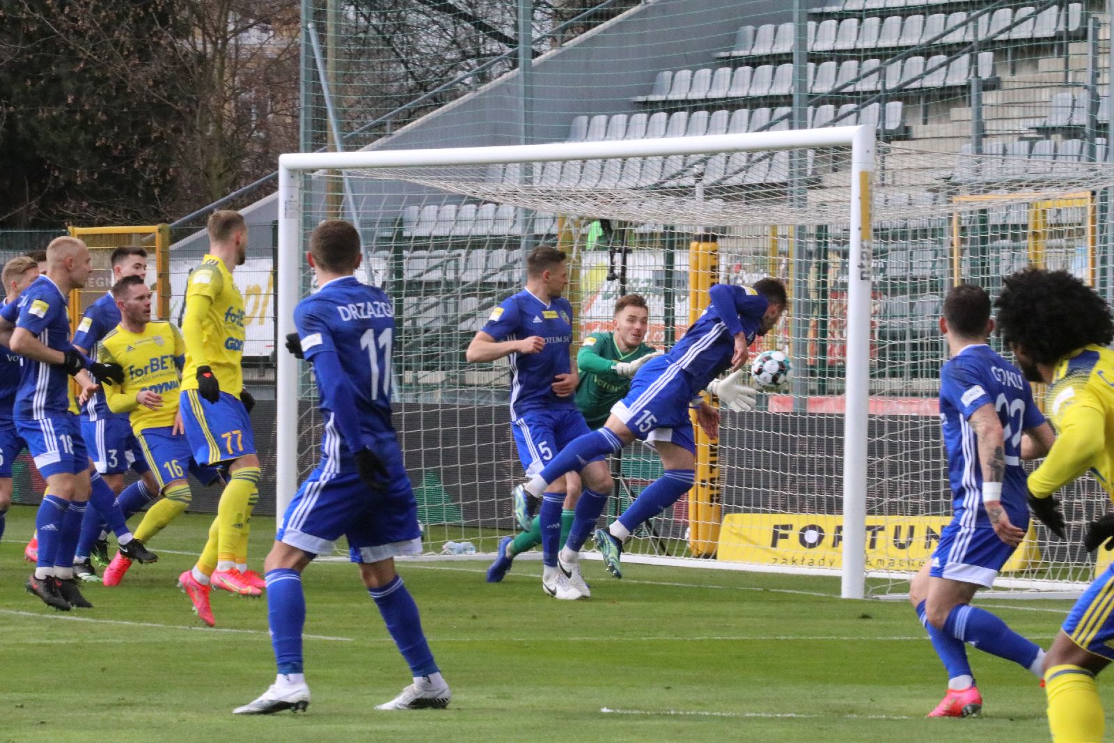 Arka Gdynia bardziej skuteczna i wywozi z Legnicy trzy punkty