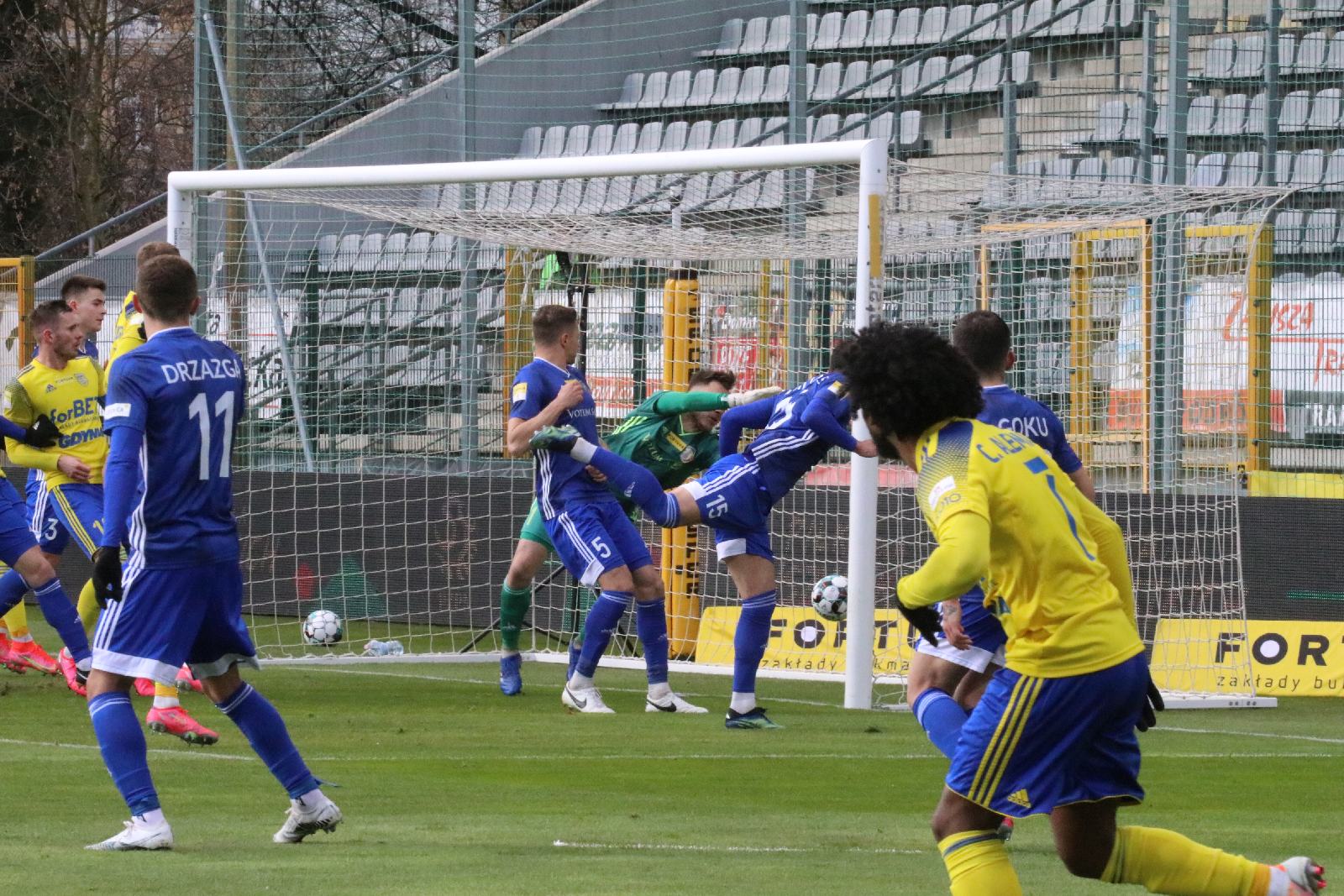 Arka Gdynia bardziej skuteczna i wywozi z Legnicy trzy punkty