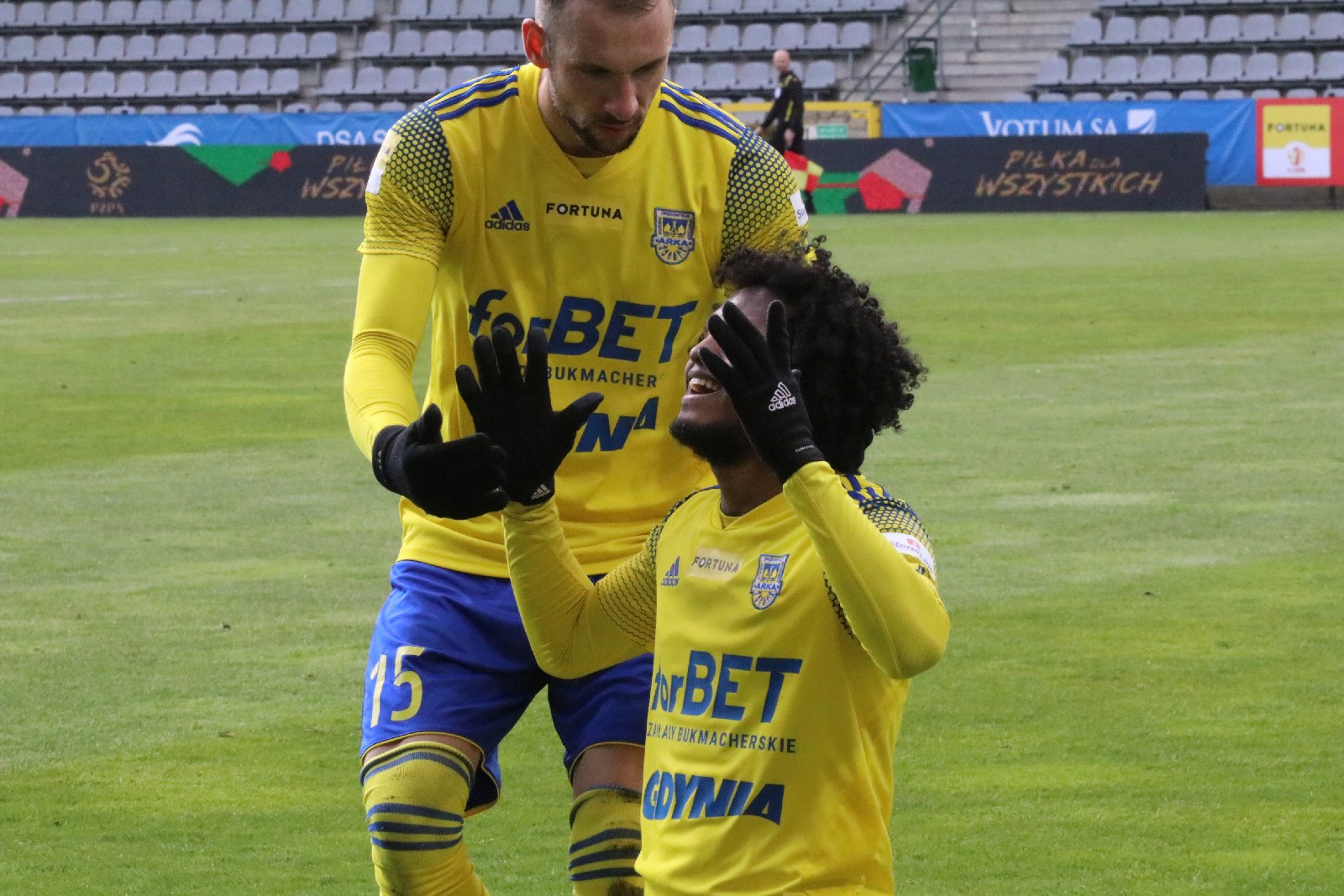 Arka Gdynia bardziej skuteczna i wywozi z Legnicy trzy punkty