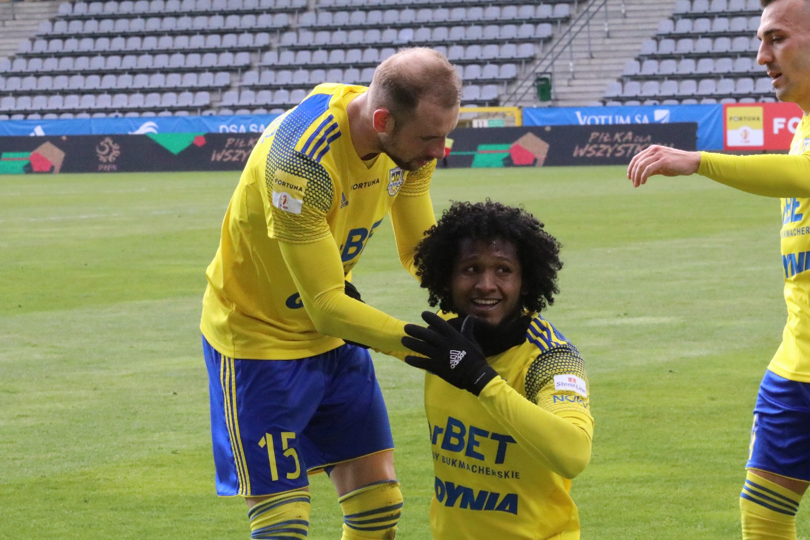 Arka Gdynia bardziej skuteczna i wywozi z Legnicy trzy punkty