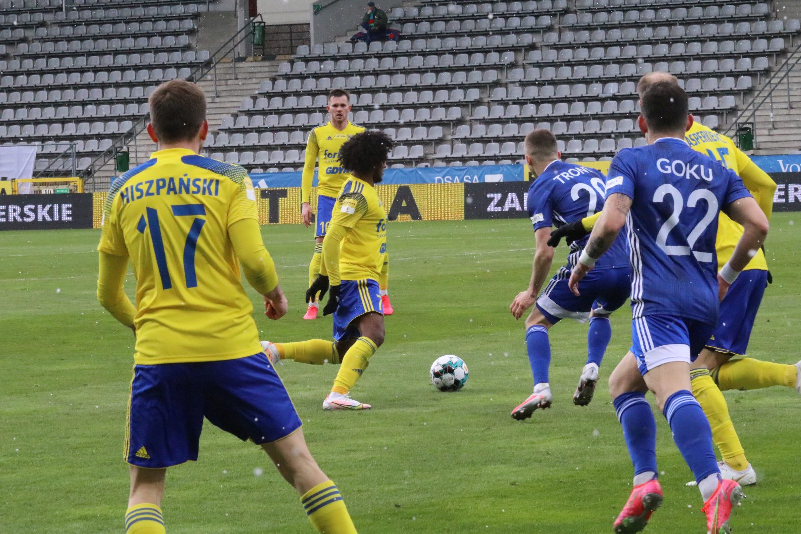 Arka Gdynia bardziej skuteczna i wywozi z Legnicy trzy punkty