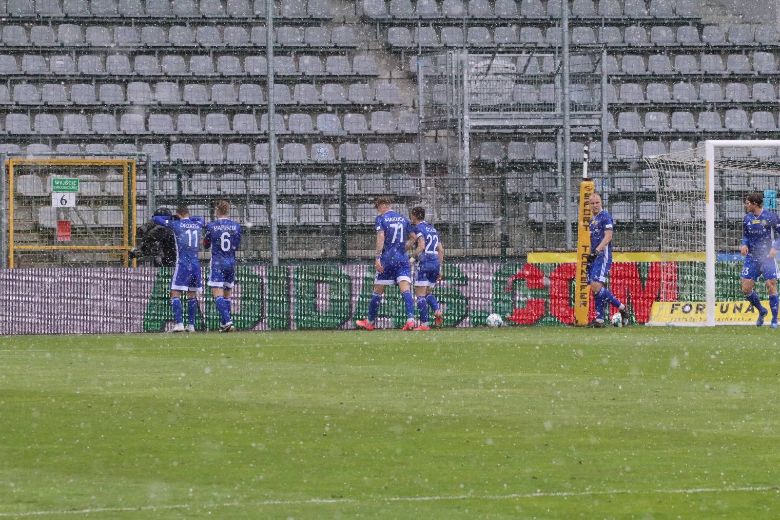 Arka Gdynia bardziej skuteczna i wywozi z Legnicy trzy punkty