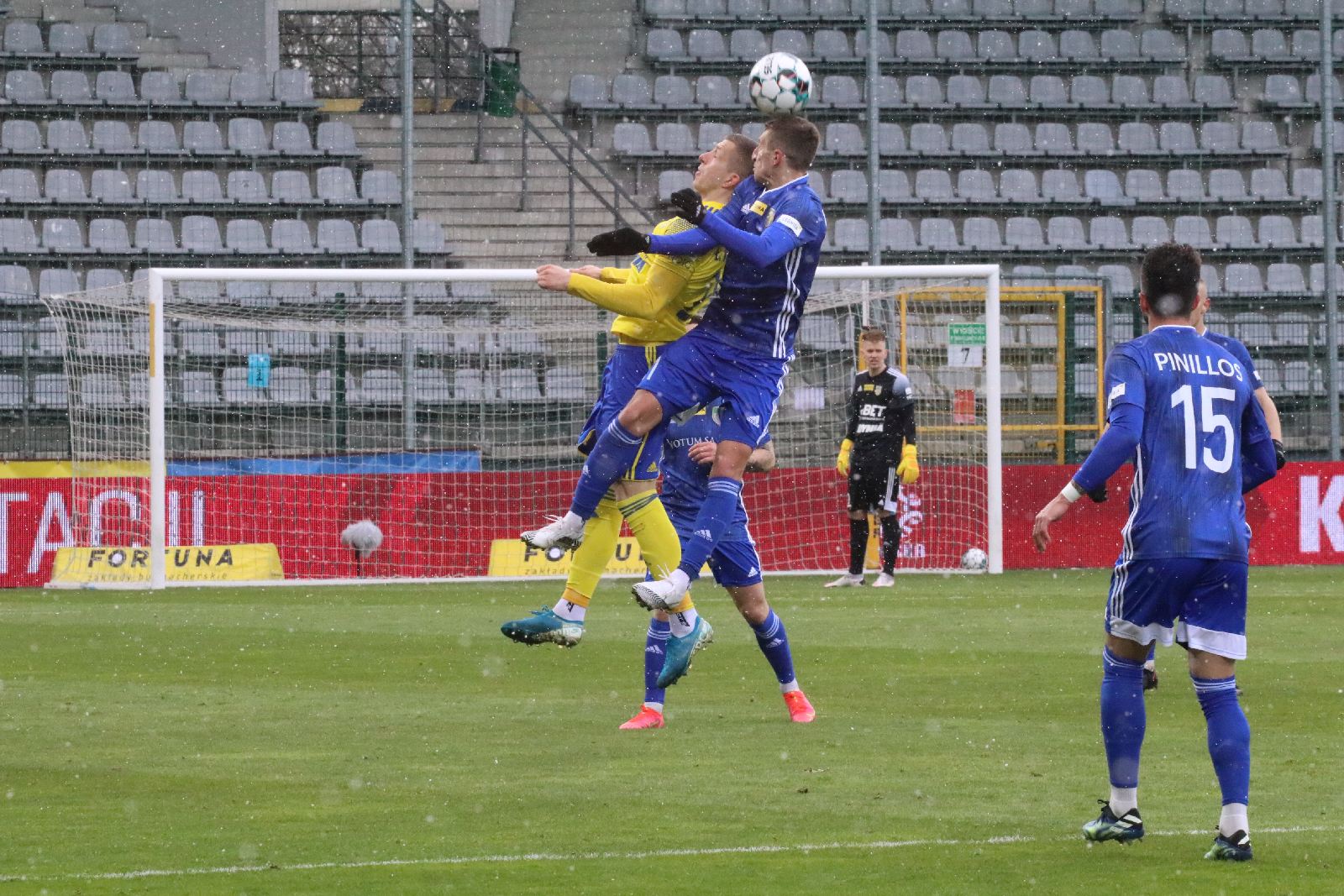 Arka Gdynia bardziej skuteczna i wywozi z Legnicy trzy punkty