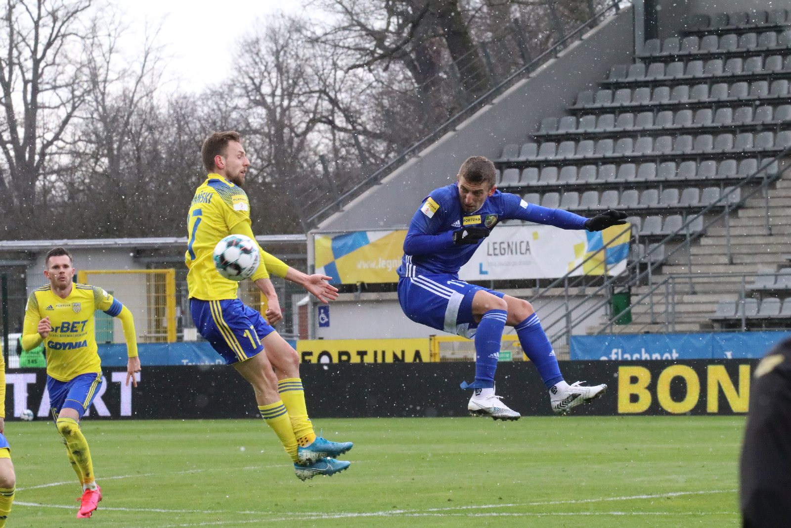 Arka Gdynia bardziej skuteczna i wywozi z Legnicy trzy punkty