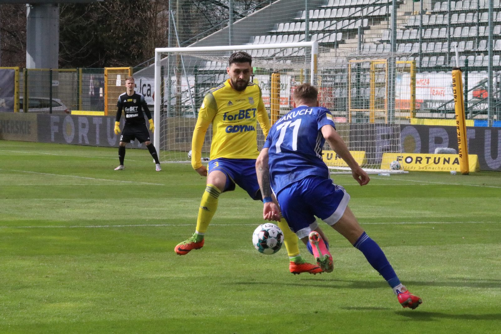 Arka Gdynia bardziej skuteczna i wywozi z Legnicy trzy punkty