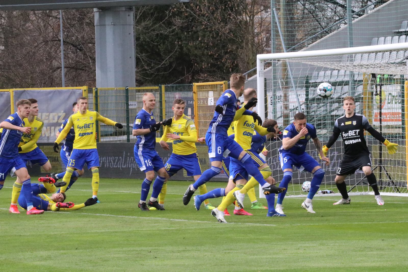 Arka Gdynia bardziej skuteczna i wywozi z Legnicy trzy punkty