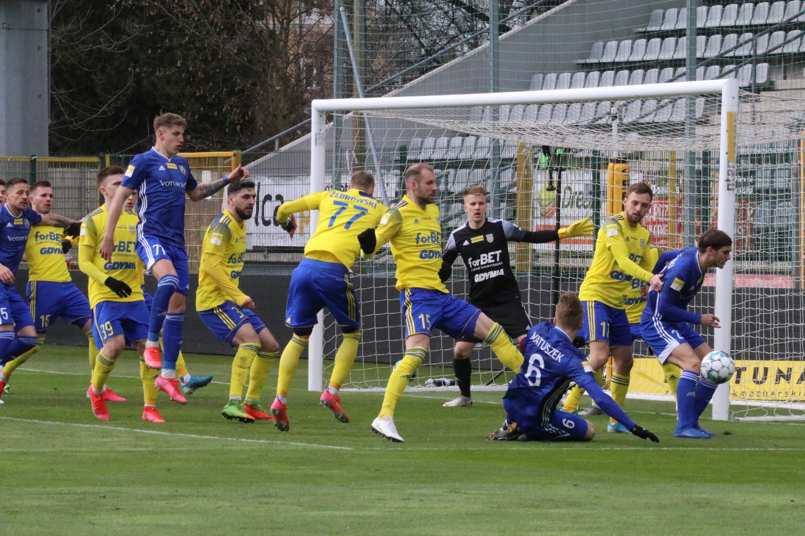 Arka Gdynia bardziej skuteczna i wywozi z Legnicy trzy punkty