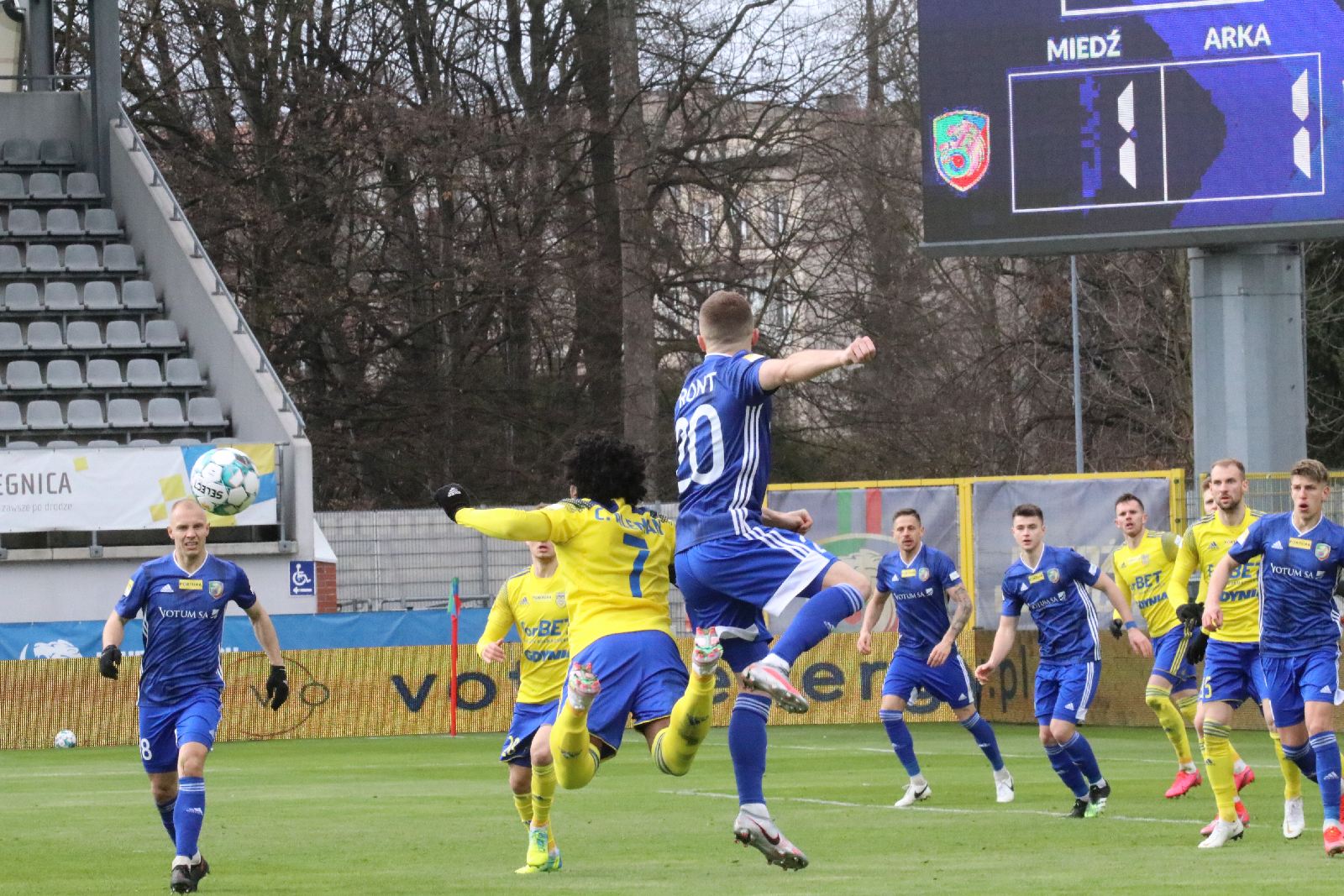 Arka Gdynia bardziej skuteczna i wywozi z Legnicy trzy punkty