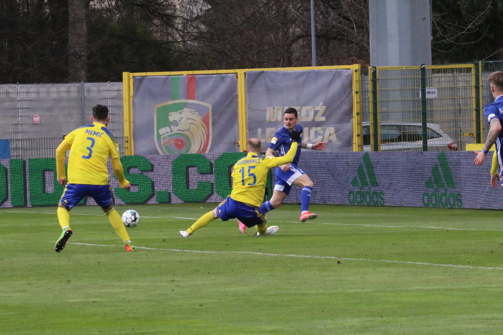 Arka Gdynia bardziej skuteczna i wywozi z Legnicy trzy punkty