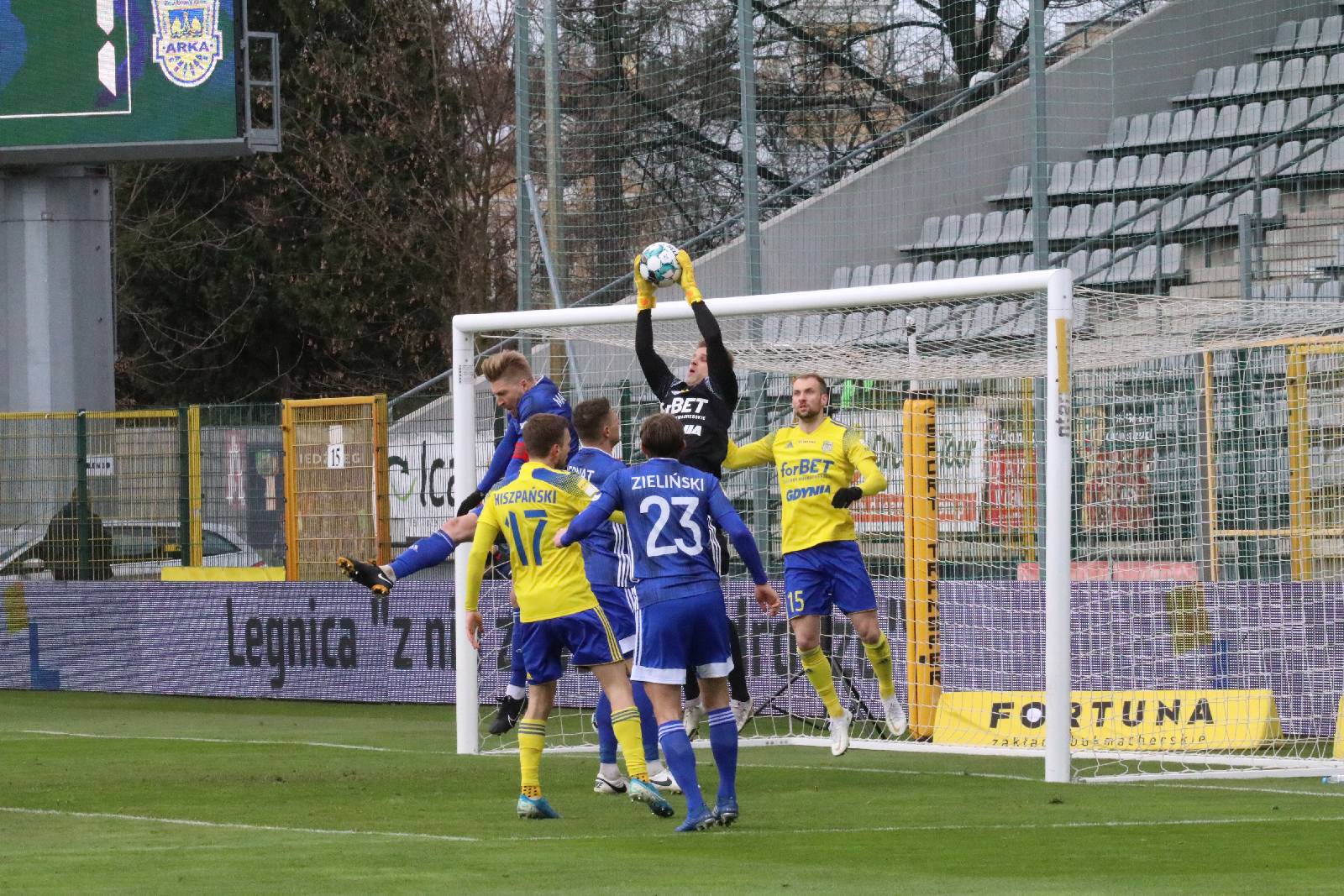 Arka Gdynia bardziej skuteczna i wywozi z Legnicy trzy punkty
