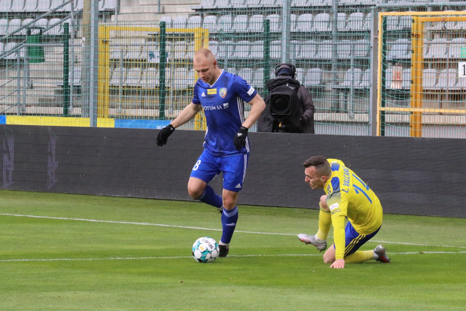 Arka Gdynia bardziej skuteczna i wywozi z Legnicy trzy punkty