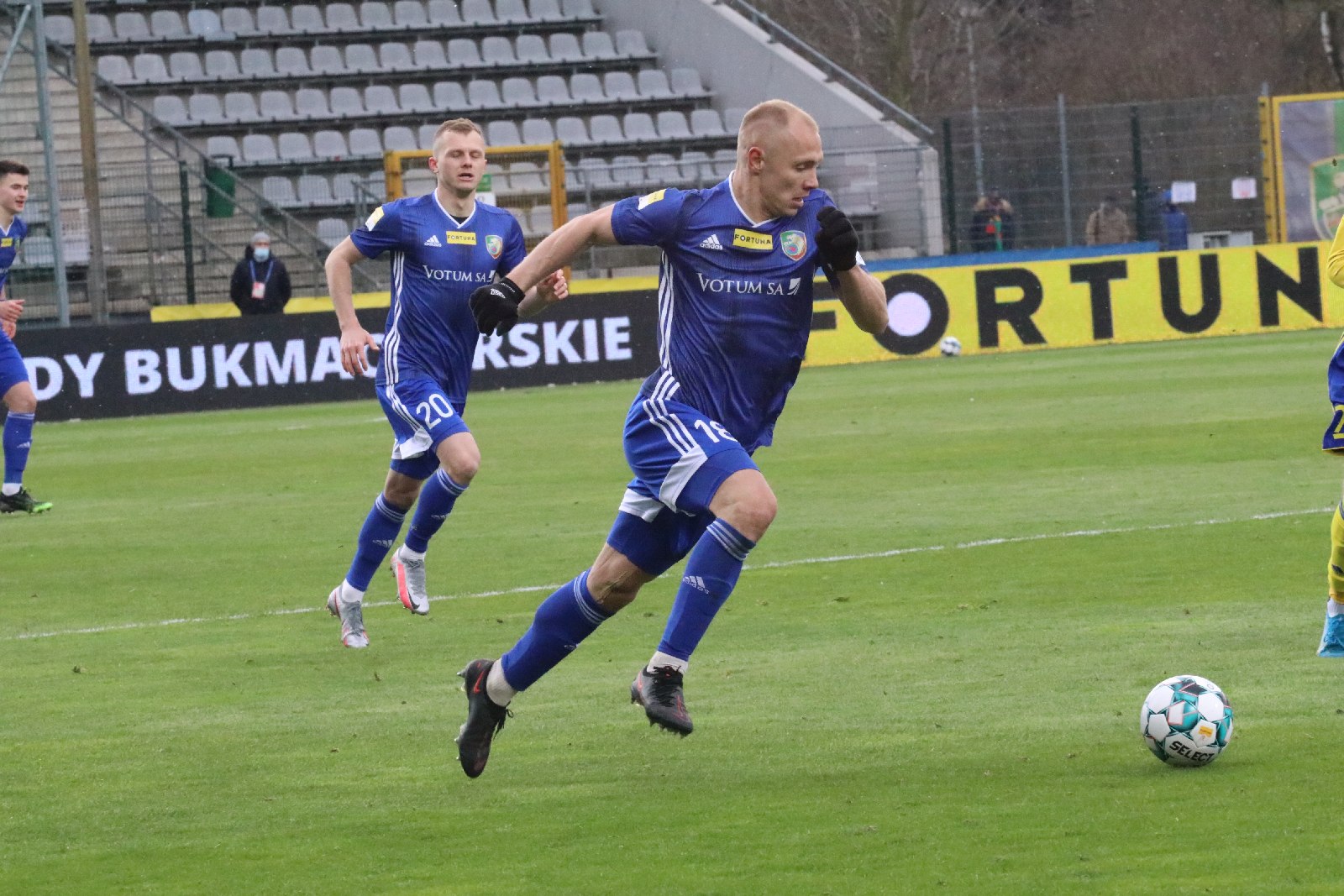 Arka Gdynia bardziej skuteczna i wywozi z Legnicy trzy punkty