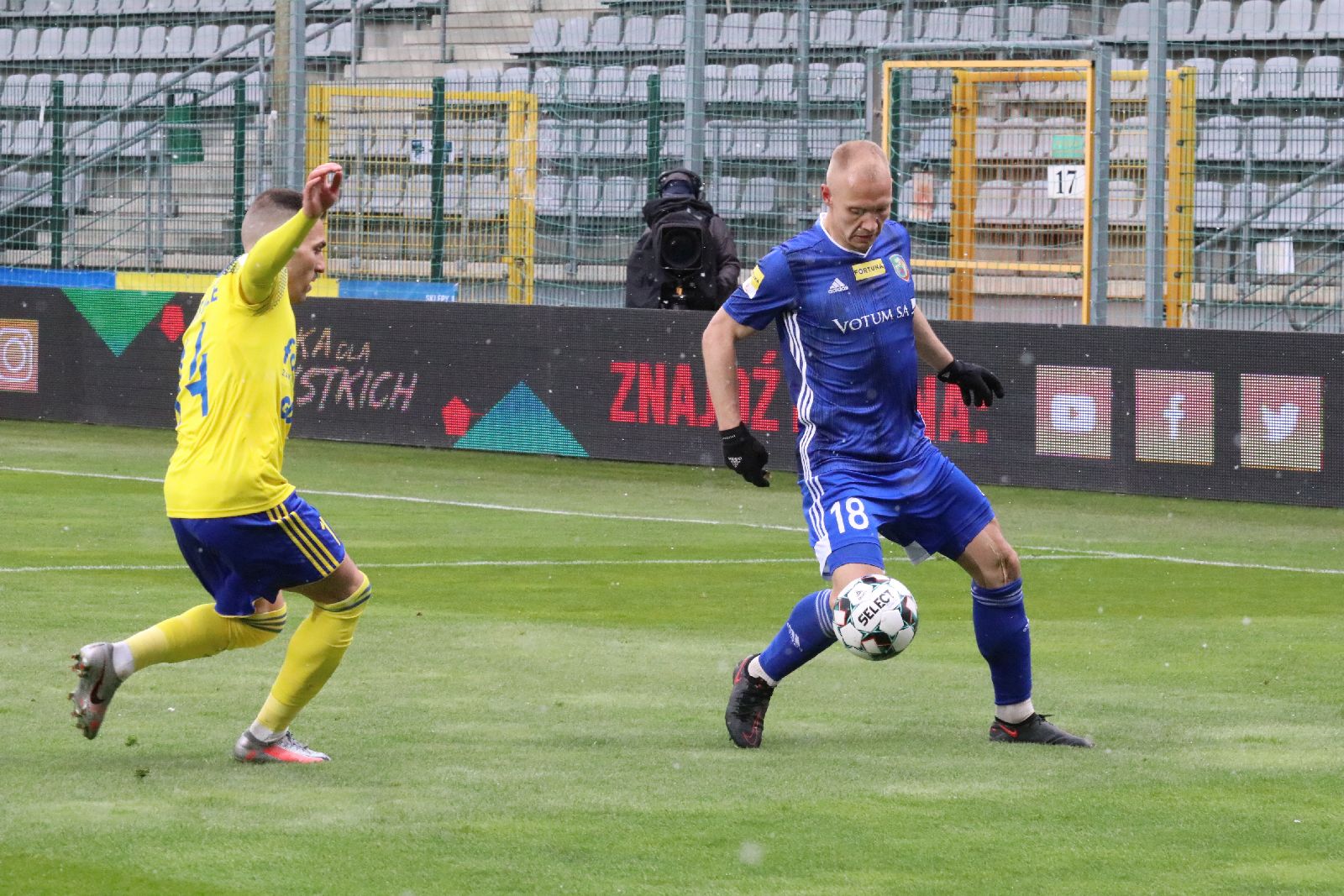 Arka Gdynia bardziej skuteczna i wywozi z Legnicy trzy punkty