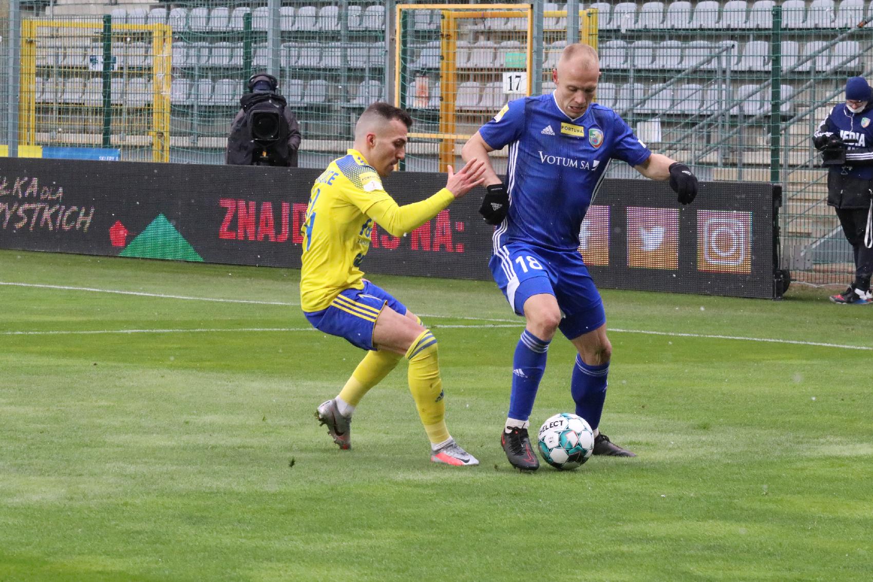 Arka Gdynia bardziej skuteczna i wywozi z Legnicy trzy punkty