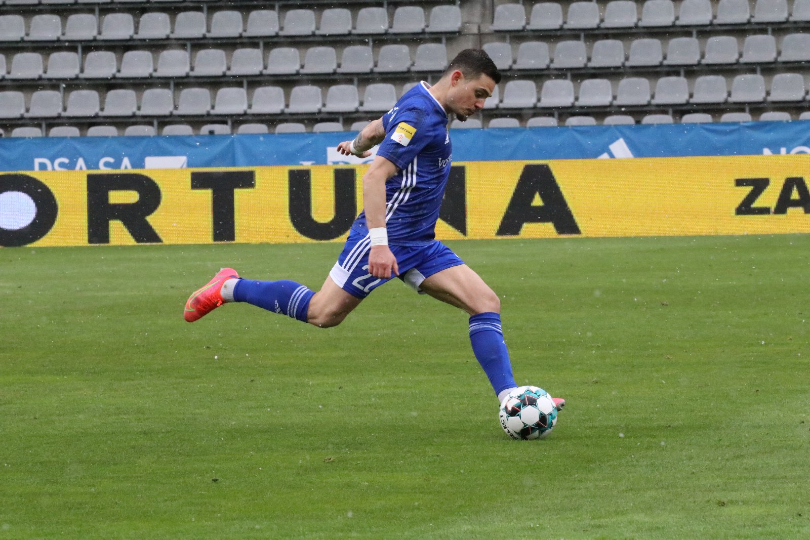 Arka Gdynia bardziej skuteczna i wywozi z Legnicy trzy punkty