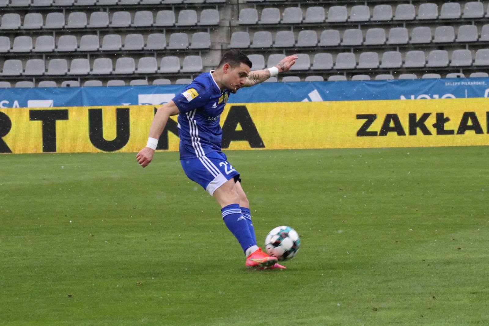 Arka Gdynia bardziej skuteczna i wywozi z Legnicy trzy punkty