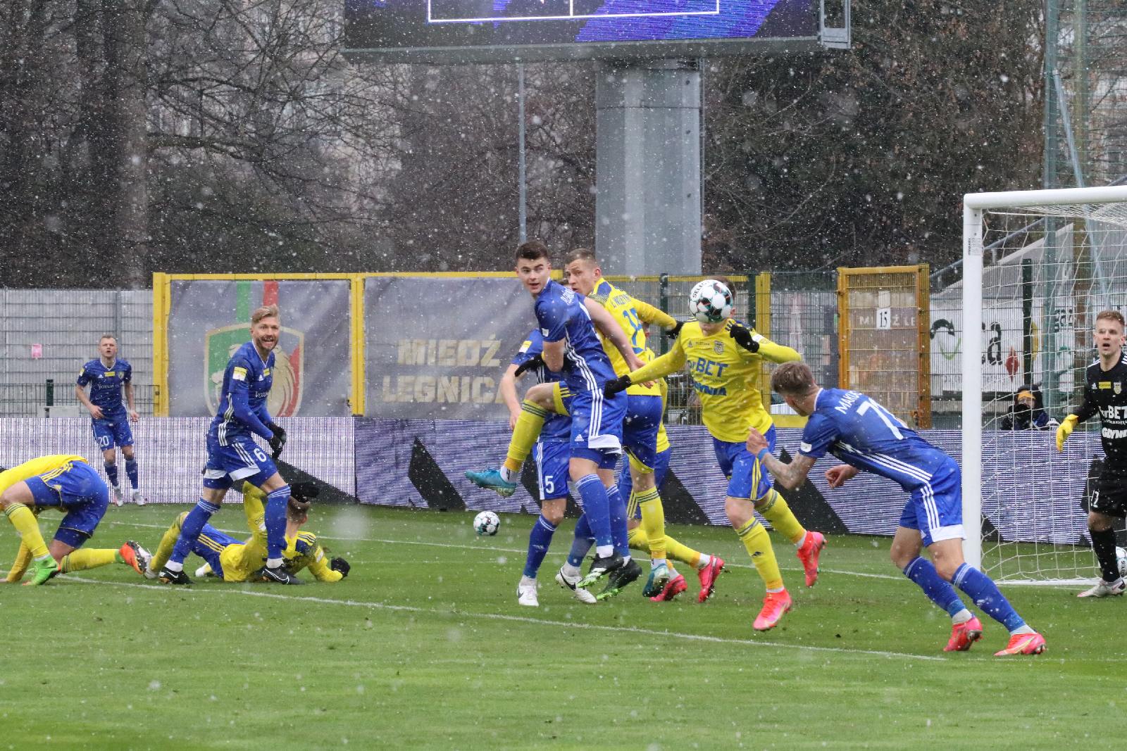 Arka Gdynia bardziej skuteczna i wywozi z Legnicy trzy punkty