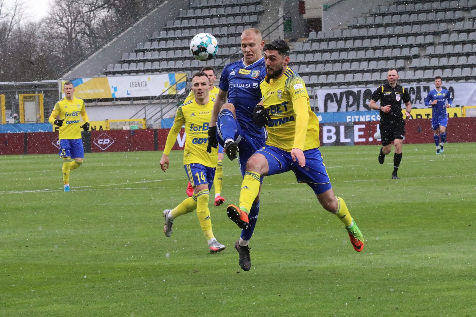 Arka Gdynia bardziej skuteczna i wywozi z Legnicy trzy punkty
