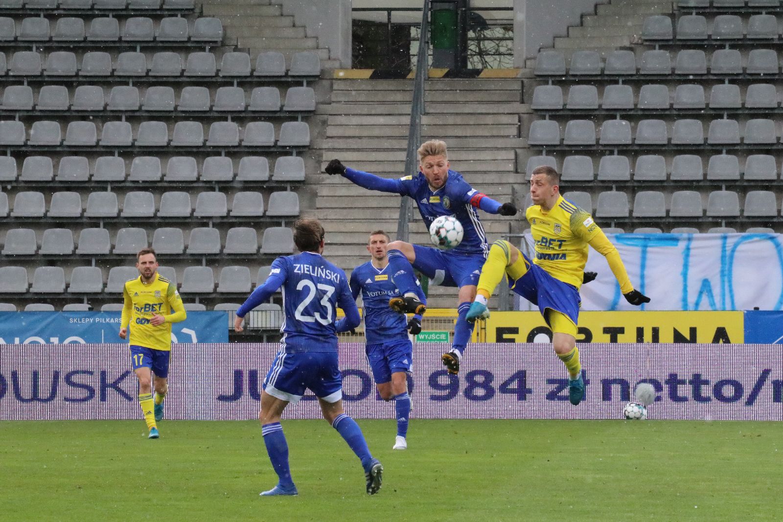 Arka Gdynia bardziej skuteczna i wywozi z Legnicy trzy punkty