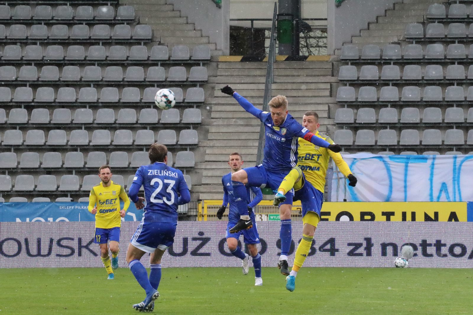 Arka Gdynia bardziej skuteczna i wywozi z Legnicy trzy punkty