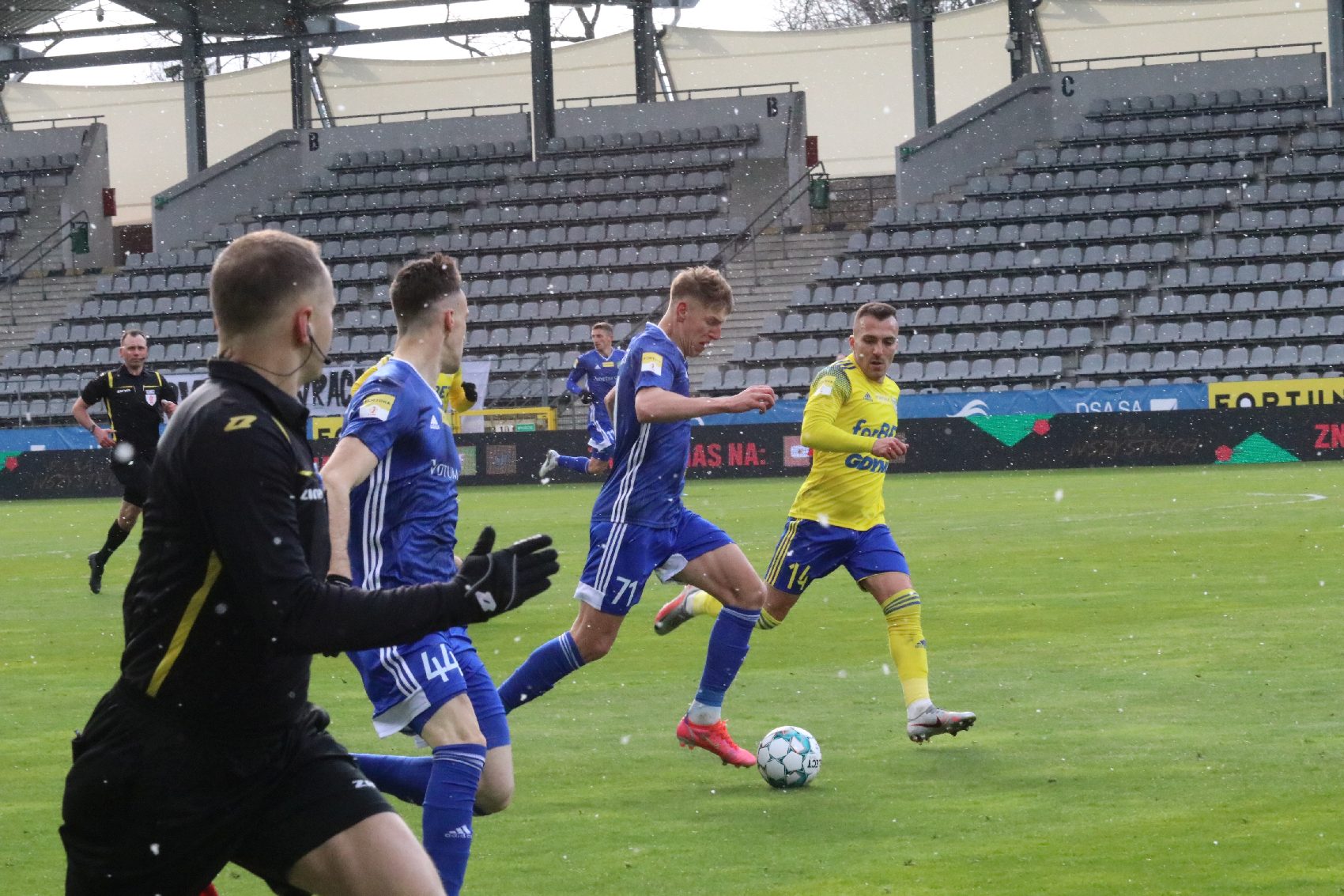 Arka Gdynia bardziej skuteczna i wywozi z Legnicy trzy punkty