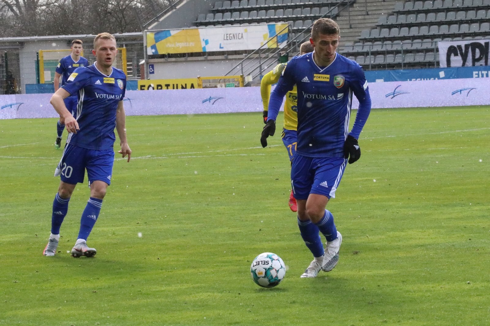 Arka Gdynia bardziej skuteczna i wywozi z Legnicy trzy punkty