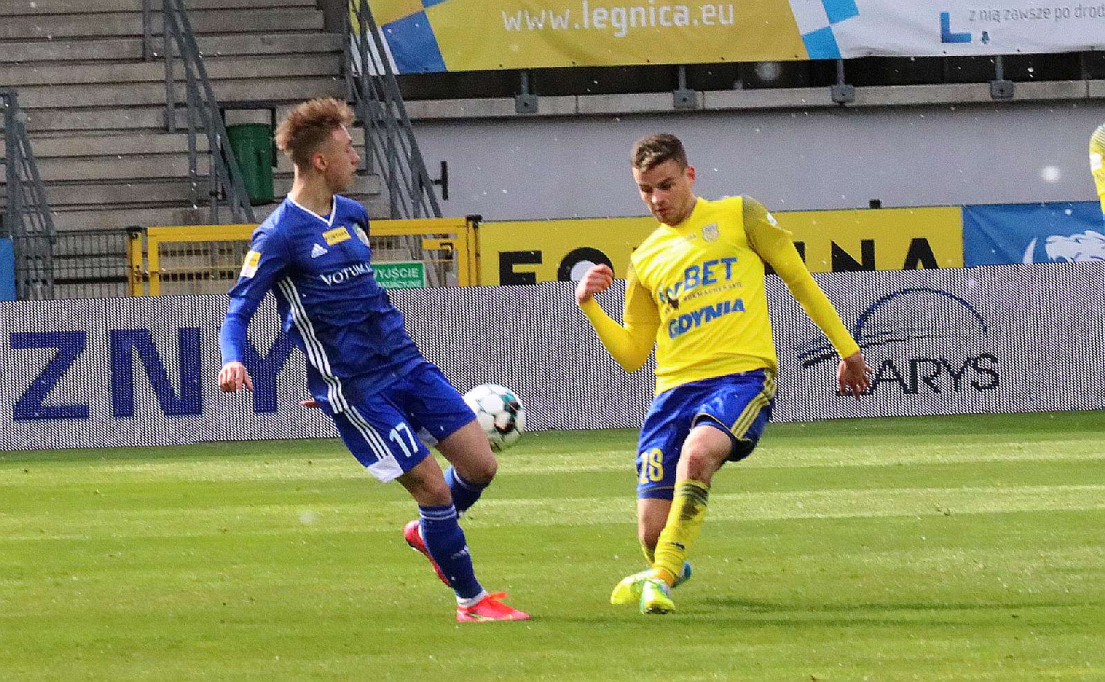 Arka Gdynia bardziej skuteczna i wywozi z Legnicy trzy punkty
