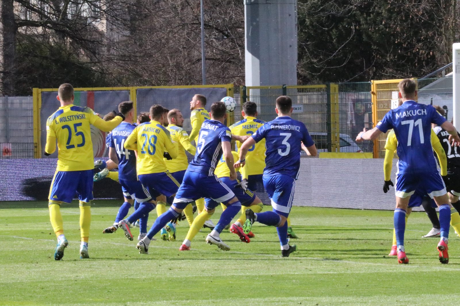Arka Gdynia bardziej skuteczna i wywozi z Legnicy trzy punkty